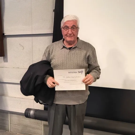 un-medico-neuquino-fue-reconocido-como-maestro-de-la-patolog