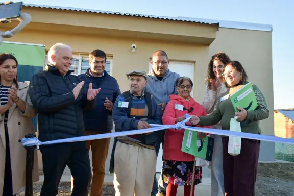 tres-familias-de-junin-de-los-andes-recibieron-su-vivienda-p