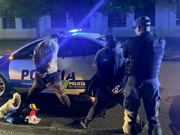 madrugada-activa-en-neuquen-policias-recuperaron-ropa-robada