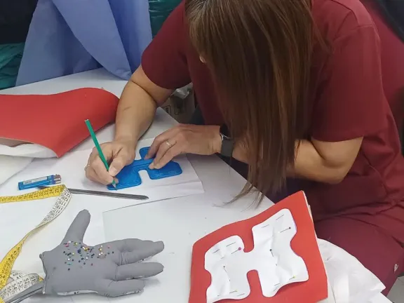 tecnologia-3d-y-costura-solidaria-la-ferula-que-cambio-la-vi