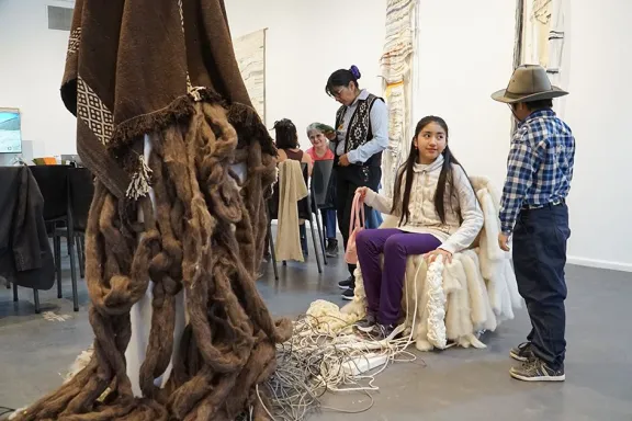 fibras-vivas-arte-tejido-y-territorio-se-encuentran-en-zapal