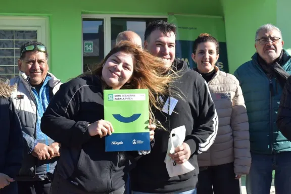 gobierno-entrega-16-viviendas-en-centenario-a-traves-de-auto
