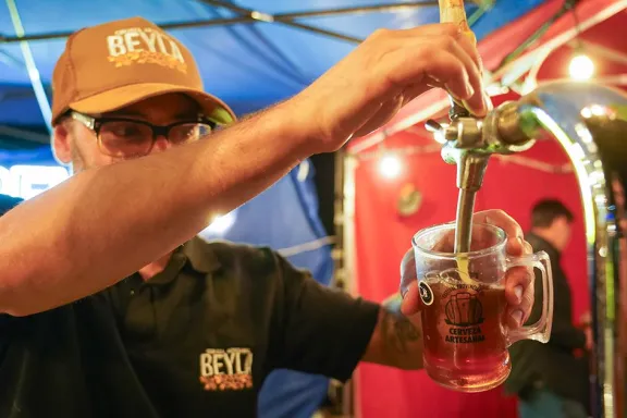 alumine-celebra-su-cerveza-artesanal-en-aniversario-con-fest
