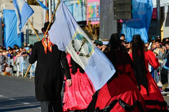 el-9-de-julio-se-festeja-con-desfile-en-el-centro-de-neuquen
