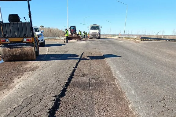 vialidad-neuquen-intensifica-bacheo-en-rutas-22-y-7-para-mej