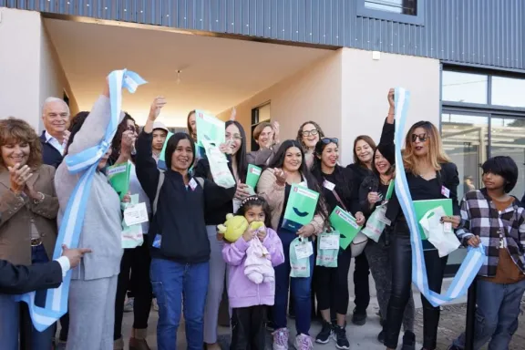 ocho-mujeres-del-barrio-san-lorenzo-recibieron-sus-viviendas