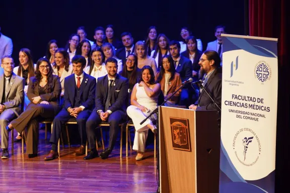 48-nuevos-medicos-egresaron-de-la-unco-con-un-llamado-al-arr