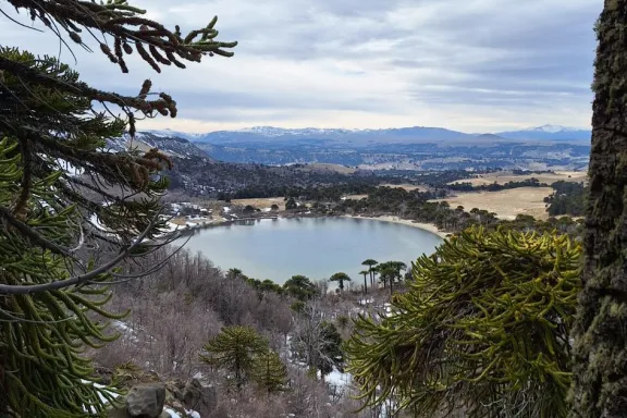 batea-mahuida-el-santuario-neuquino-donde-conviven-pehuenes-