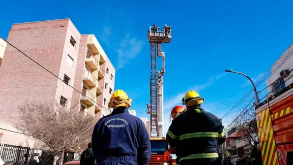 bomberos-de-neuquen-realizan-simulacro-de-rescate-en-altura-