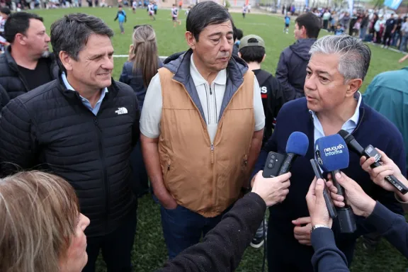 figueroa-inaugura-cancha-de-cesped-sintetico-en-el-progreso-