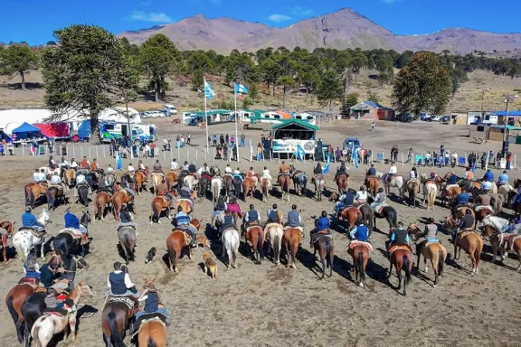 caviahue-copahue-la-rompio-en-semana-santa-con-cultura-autos