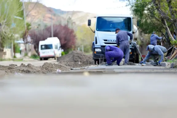 el-huecu-avanza-con-cinco-cuadras-de-pavimento-y-prepara-inv