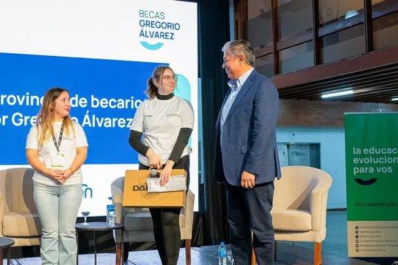 figueroa-reabre-inscripciones-a-becas-gregorio-alvarez-con-t