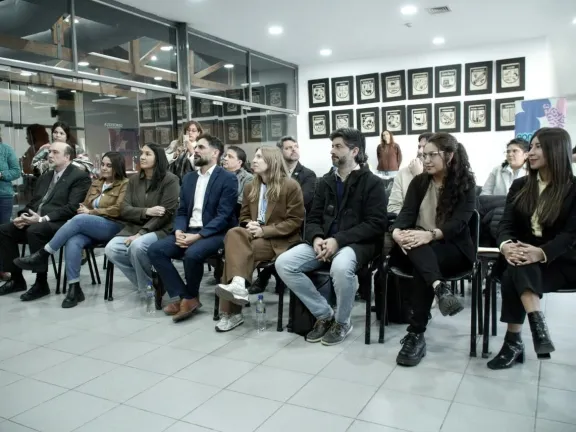 dos-docentes-neuquinas-viajaran-al-cern-en-suiza-gracias-a-b