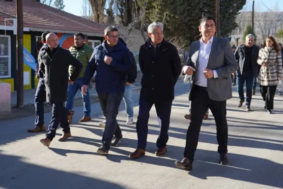 bajada-del-agrio-tiene-su-primer-asfalto-tras-86-anos-de-esp