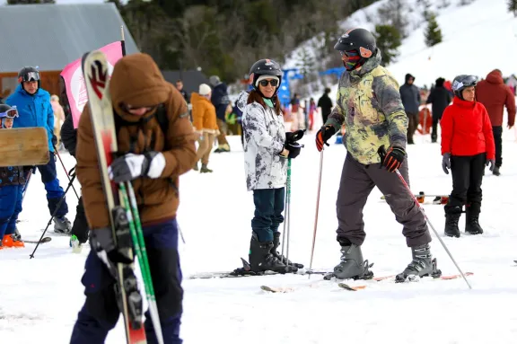 las-nevadas-reactivan-el-turismo-en-villa-la-angostura-con-o