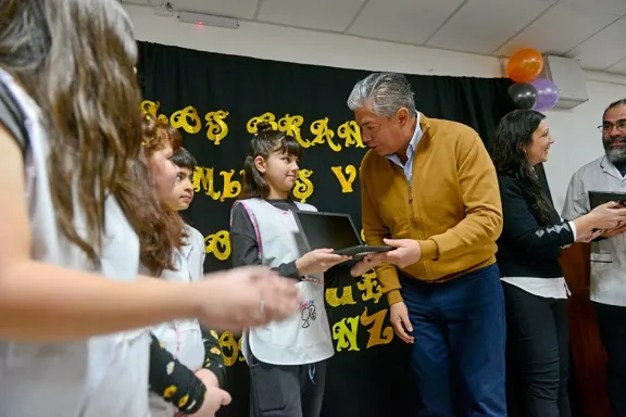 cayanta-inaugura-su-escuela-renovada-y-recibe-las-primeras-c