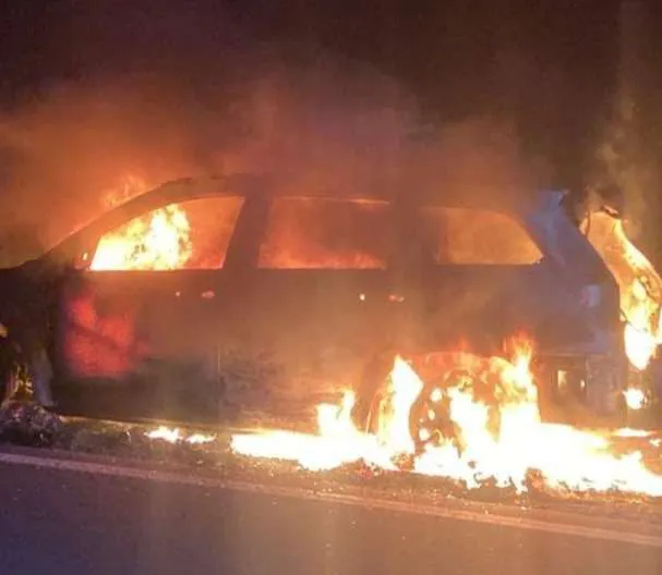 Auto incendiado 51